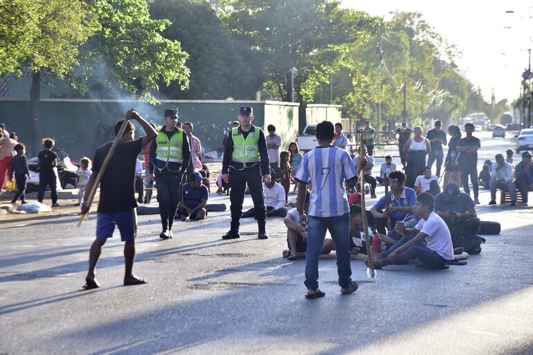 Indígenas de Caaguazú aplican un cierre en la avenida Artigas, frente al Indi, como medida de protesta.