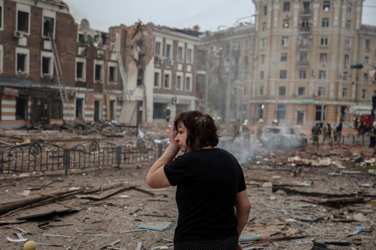 Una mujer observa los daños causados por un bombardeo en Járkov, Ucrania, este viernes.