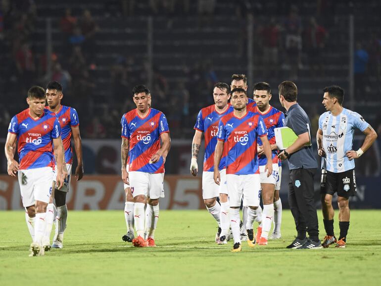 Los jugadores de Cerro Porteño dejan el campo de juego del estadio La Nueva Olla después de la derrota contra Guaireña por la primera fecha del torneo Clausura 2023 del fútbol paraguayo.