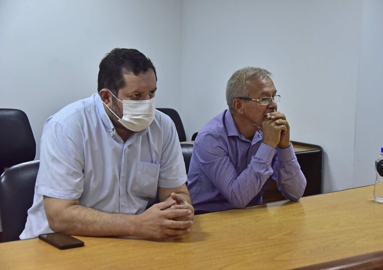 Sergio Escobar Amarilla (der.) y el abogado Cristian González, en la sala de juicios orales. Archivo Abc