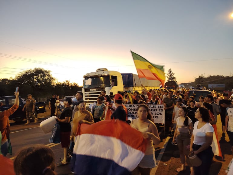 Movilización contra aumento de la tarifa del peaje en Coronel Bogado.