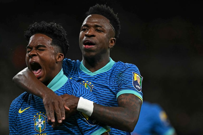 Endrick (i) y Vinicius Jr. jugadores de la selección de Brasil, celebran un gol en el partido amistoso internacional frente a Inglaterra en el estadio de Wembley de Londres.