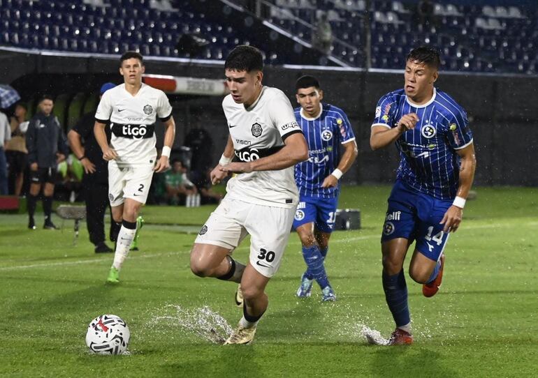 Aarón Páez (i), futbolista de Olimpia, pelea por el balón en el partido ante Sol de América por la duodécima jornada del torneo Apertura 2024 del fútbol paraguayo en el estadio Defensores del Chaco, en Asunción, Paraguay.