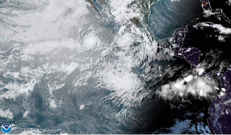 Fotografía satelital de la Oficina Nacional de Administración Oceánica y Atmosférica (NOAA) de Estados Unidos donde se muestra la localización del huracán Beatriz cerca de la costa mexicana del Pacífico.