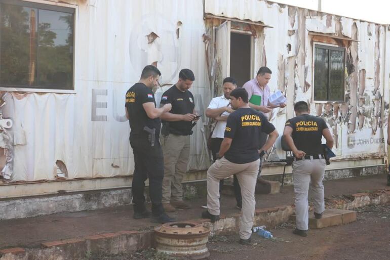 Agentes de la Policía Nacional durante un allanamiento el pasado sábado.