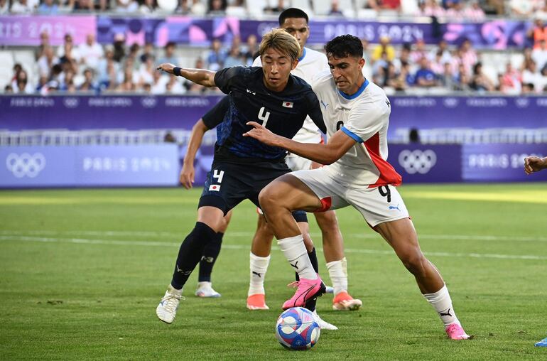 Kevin Parzajuk, futbolista de la selección de Paraguay, pelea por el balón en el partido frente a Japón por la primera fecha del Grupo D del Torneo de Fútbol masculino en los Juegos Olímpicos París 2024. 