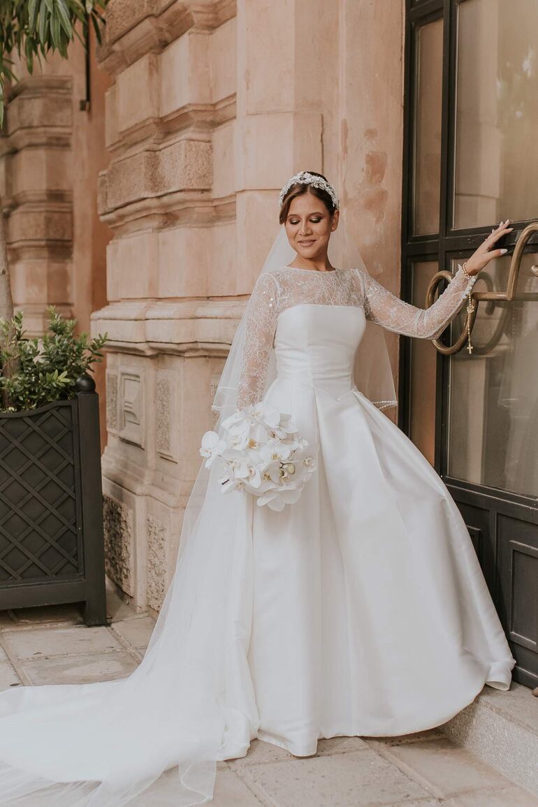 La novia lució hermosa con un vestido moderno de líneas románticas confeccionado por Vera Wang por SAX Bridal. El tocado fue una creación de Gisselle Hugo. El ramo preparo Keiki.