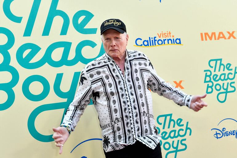 Mike Love asistió al estreno del documental en Hollywood.