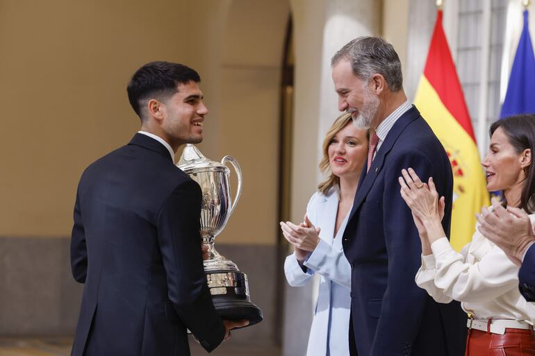 El tenista Carlos Alcaraz recibe de manos del rey Felipe V y en presencia de la reina Letizia y la ministra de Educación, Formación Profesional y Deportes y portavoz del Gobierno de España, Pilar Alegría, el Premio Rey Felipe al mejor deportista español del año durante el acto de entrega los Premios Nacionales del Deporte correspondientes a 2022.