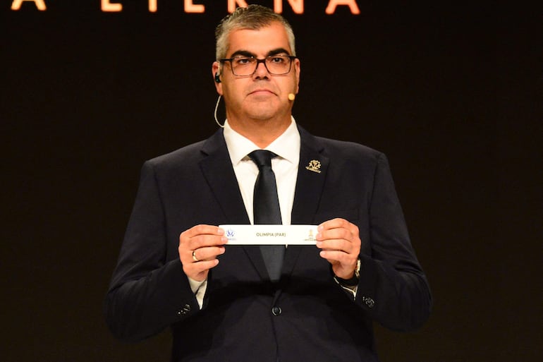 Momento en que el brasileños Frederico Nantes, director de competiciones de la Conmebol, muestra el nombre de Olimpia en el sorteo de los octavos de final de la Copa Libertadores 2023.

