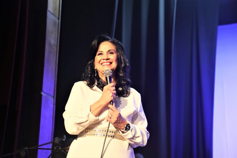 La Dra. Sanie Romero de Velázquez, rectora de la UNIBE, destacó el alcance de este evento trascendental en la vida de los estudiantes.