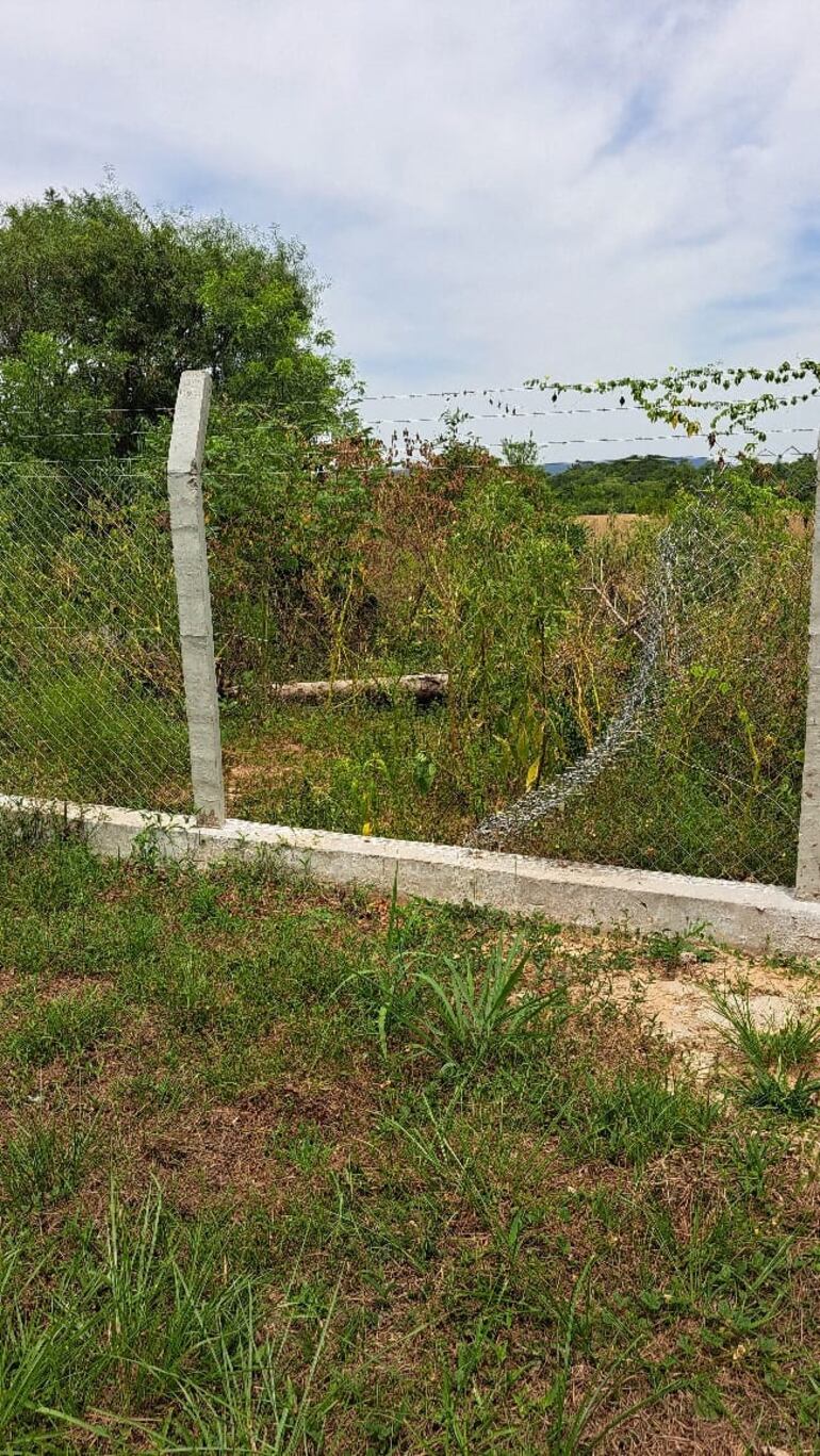 Los malvivientes para ingresar al local educativo cortaron un sector del cercado perimetral.