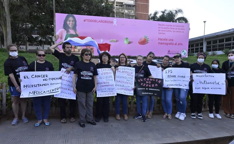 Manifestacion  de pacientes oncológicos en la Explanada del Hospital Central IPS.