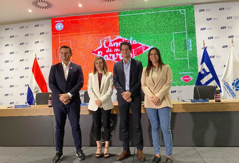 Justo Villar, Silvia Caballero, Bruno Yuli e Ylenia Peralta durante la presentación de “Canchita de mi barrio”, en la APF.