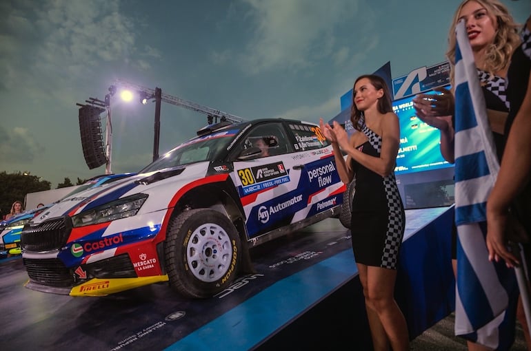 Paraguay marcó presencia en el lucido inicio protocolar del Rally de Grecia. Fau Zaldívar parte con el Škoda Fabia RS Rally2.