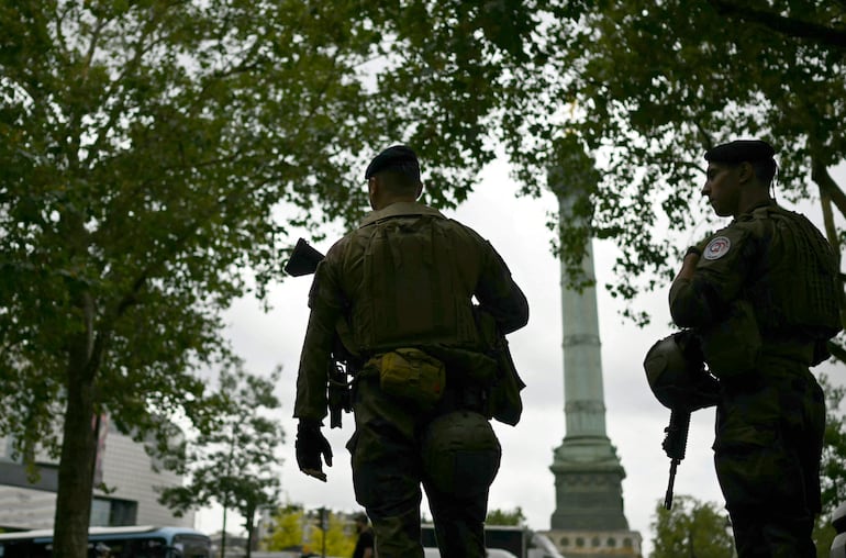 Soldados franceses patrullan el parque de la Bastilla, en París. 