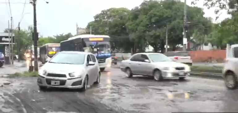 Automovilistas suben a las veredas para esquivar baches sobre la avenida Fernando de la Mora.