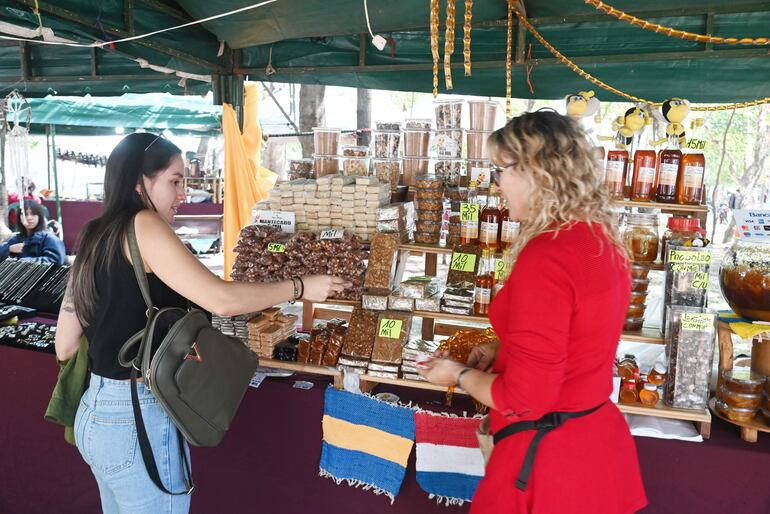 Feriantes ofrecen platos típicos, productos del campo, artesanía fina, opciones de regalo y todo a precios accesibles.