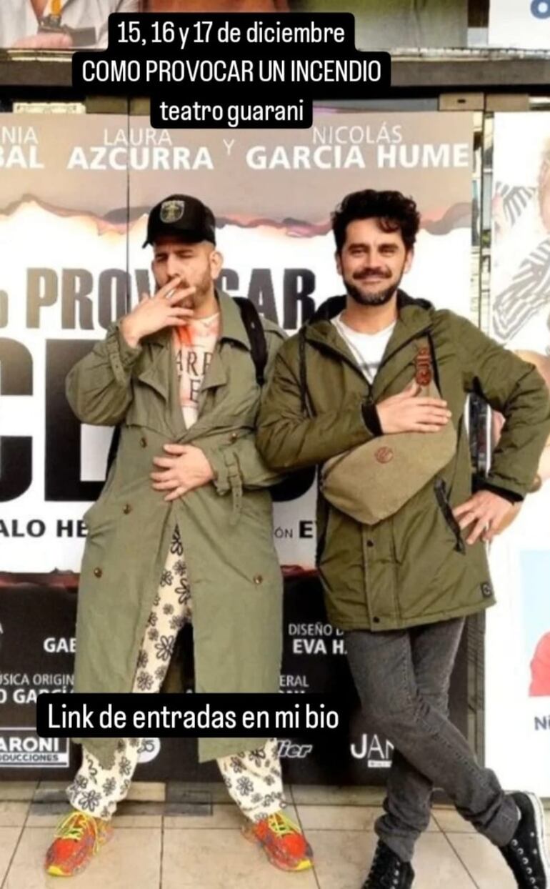 Así invita Nico García a sus seguidores a ver la obra Cómo provocar un incendio, escrita y protagonizada por Gonzalo Heredia. (Captura de la historia de Instagram de Nico García)