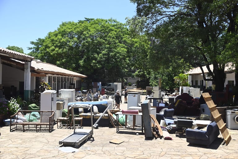 Muebles y electrodomésticos de todo tipo están siendo ordenados para la venta de Corazones Abiertos en el colegio Alvarín Romero.