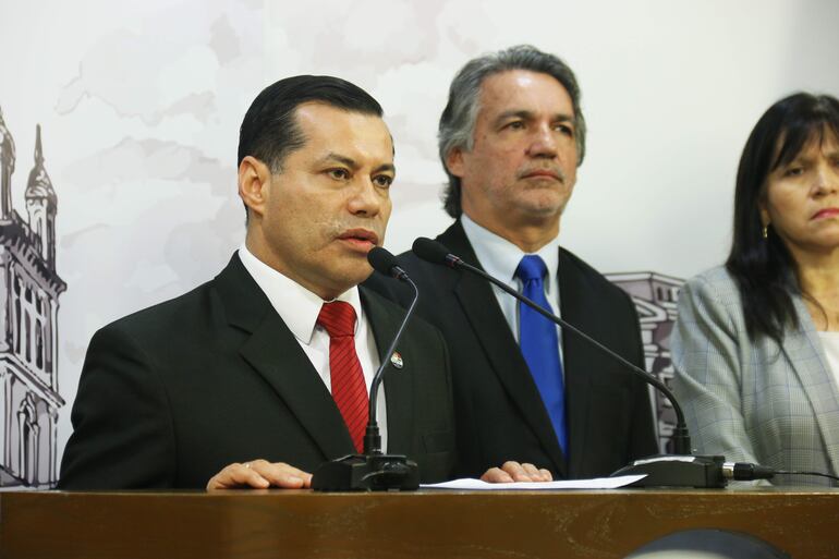 AME472. ASUNCIÓN (PARAGUAY), 31/05/2024.- El presidente de la Administración Nacional de Electricidad (Ande) de Paraguay, Félix Sosa, da unas declaraciones durante el anunció de una licitación para la exportación de los primeros 100 megavatios de energía a Brasil este viernes, en la ciudad de Asunción (Paraguay). La Administración Nacional de Electricidad (Ande) de Paraguay anunció este viernes una licitación para la exportación de los primeros 100 megavatios a Brasil, después del acuerdo alcanzado por ambos países que permite a los paraguayos vender el excedente de su energía a ese mercado. EFE/Nina Osorio
