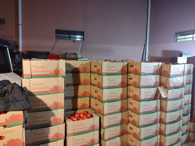 Incautaron una gran carga de tomate que ingresó de contrabando desde el Brasil. Los contrabandistas cargaron el producto en cajas de producción nacional para blanquearlo.