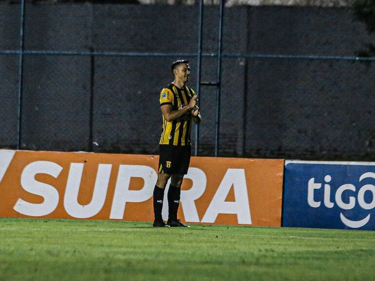 Walter González, futbolista de Guaraní, celebra un gol en el partido frente a Sportivo Carapeguá por los cuartos de final de la Copa Paraguay 2024 en el estadio Conmebol, en Luque.