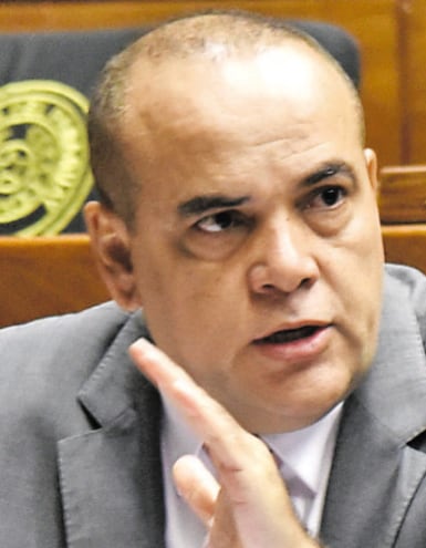 Basilio “Bachi” Núñez (colorado cartista), diputado, que mediante intermediarios accedió a inmuebles públicos.