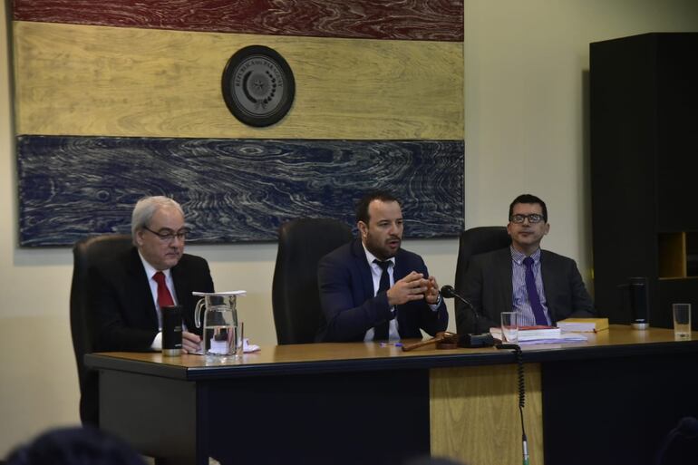 Tribunal de Sentencia, presidido por Federico Rojas e integrado por Fabián Escobar y Juan Pablo Mendoza.