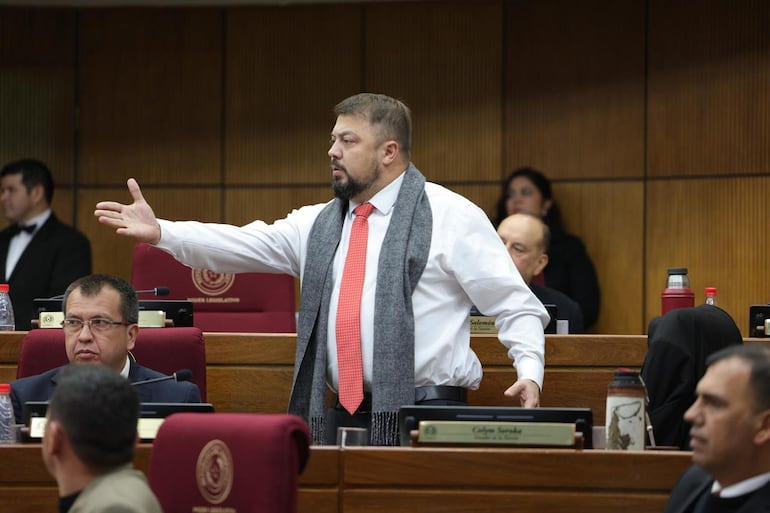 Senador Colym Soroka en la sesión de ayer en la que se desató la polémica.