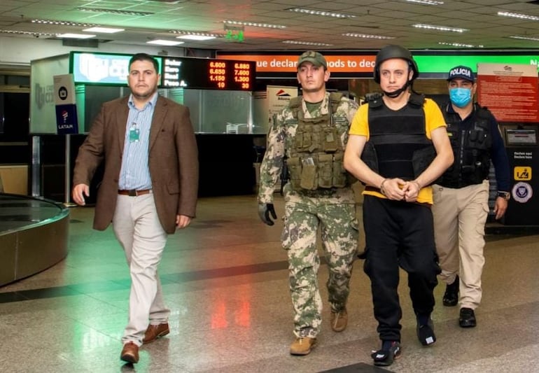 El narcopiloto mexicano Ronier Sánchez Alonso fue sentenciado en Estados Unidos a cuatro años de cárcel en Estados Unidos. Fotografía de archivo cuando fue extraditado desde Paraguay, en julio del año pasado.