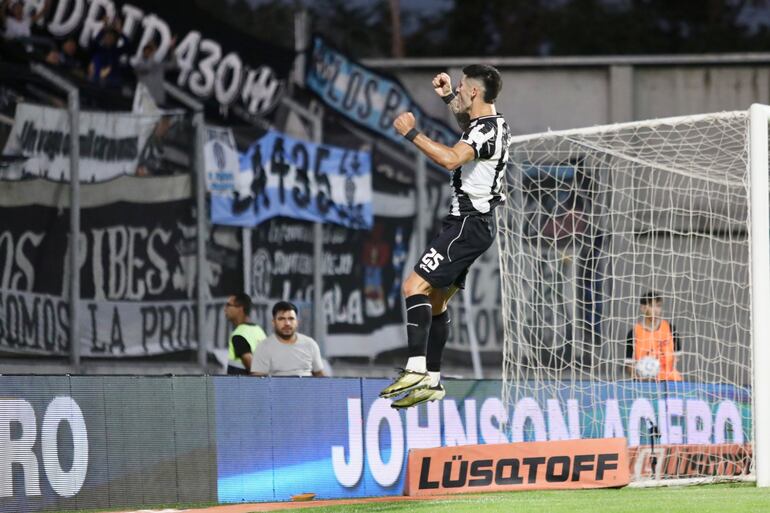 José Florentín celebra su gol ante Huracán.