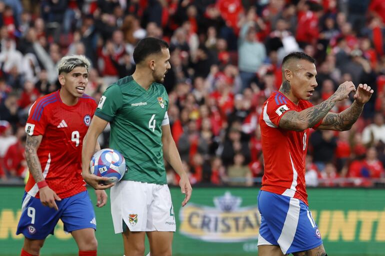 AME7912. SANTIAGO (CHILE), 10/09/2024.- Eduardo Vargas de Chile celebra un gol este martes, en un partido de las eliminatorias sudamericanas para el Mundial de 2026 entre Chile y Bolivia en el estadio Nacional Julio Martínez Prádanos en Santiago (Chile). EFE/ Elvis González
