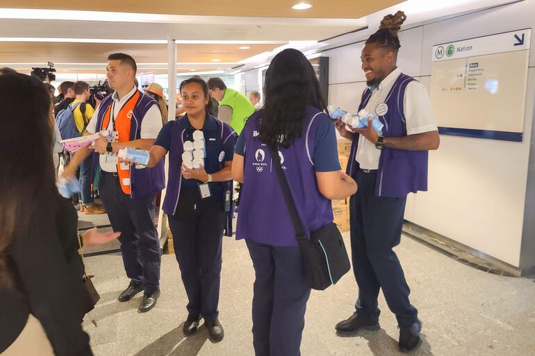 Trabajadores del metro de París reparten agua embotellada a los usuarios para combatir la ola de calor que vive actualmente en Francia. 