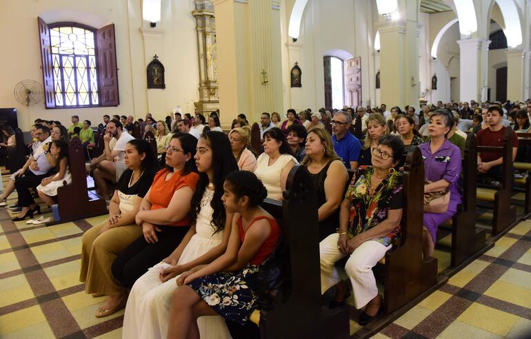 Una importante cantidad de fieles acudieron a la primera celebración eucarística este 1 de enero en la  Catedral de Asunción.