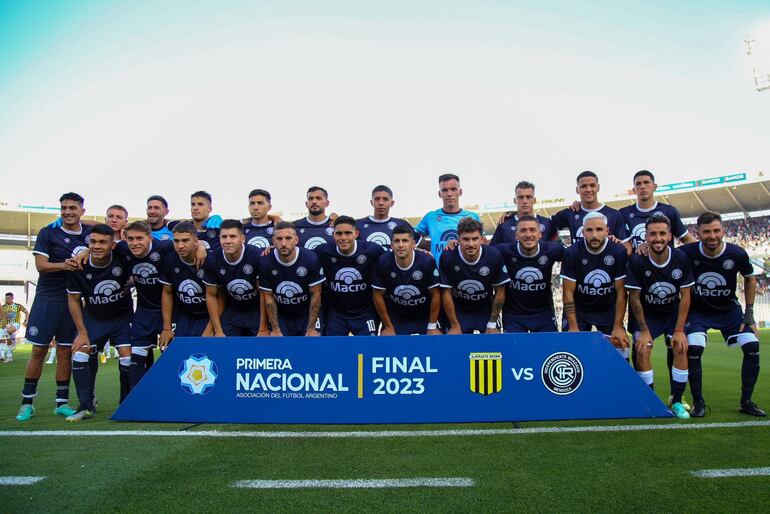 Formación de Independiente Rivadavia con los paraguayos Alex Arce y Hugo Valdez, antes de la final de ayer contra Almirante Brown.