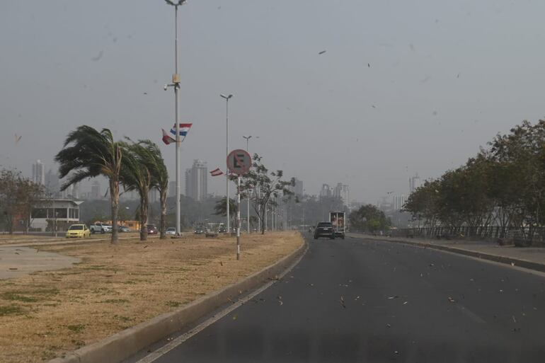 Imagen del humo desde la Costanera de Asunción. Archivo.