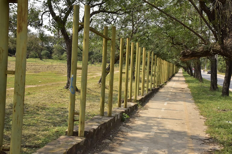 Vallado del jardín botánico y zoológico de Asunción.