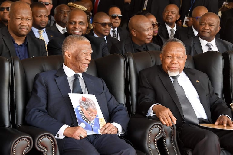 El expresidente Thabo Mbeki (i) y el exvicepresidente Kgalema Motlanthe (d) en el funeral. 