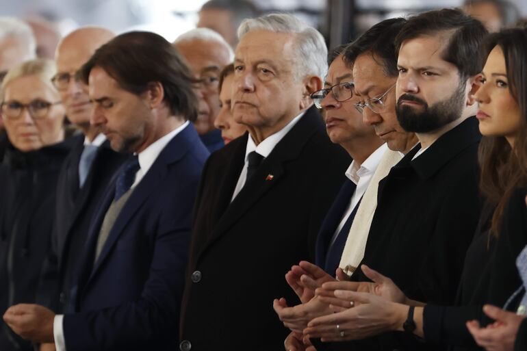 Los presidentes de Chile, Gabriel Boric (d); Bolivia, Luis Arce (2-d); Colombia, Gustavo Petro (3-d); México, Andrés Manuel López Obrador (2-i): y Uruguay Luis Lacalle Pou (i), participan hoy en el acto ciudadano en conmemoración de los 50 años del Golpe de Estado contra el Gobierno democrático de Salvador Allende, en el Palacio de La Moneda en Santiago (Chile). EFE/ Elvis González