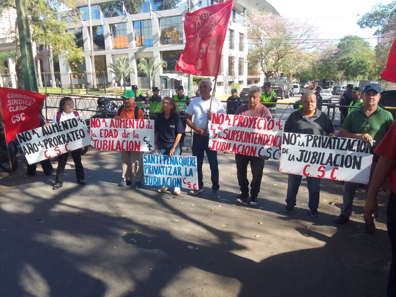 Aportantes y jubilados advierten que la privatización de los fondos jubilatorios afectaría notablemente al sistema solidario de repartos de los aportes.