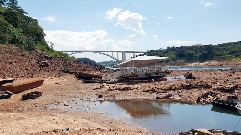 El río Paraná registra una bajante histórica que impide la navegación de los trenes de  barcazas.