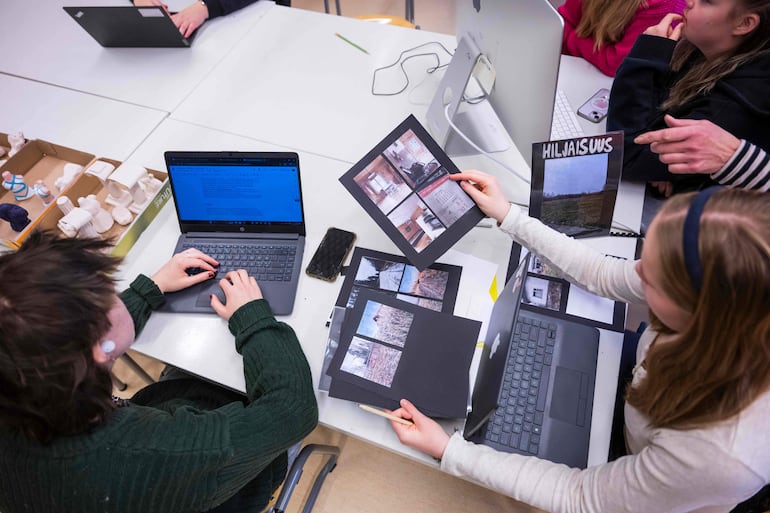 Los estudiantes asisten a una clase sobre alfabetización mediática en la escuela Hiidenkiven Koulu en Helsinki, Finlandia.