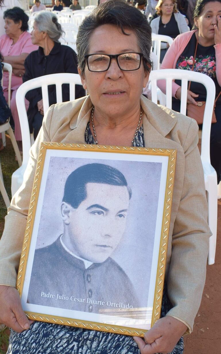 Varios ciudadanos dan testimonio que recibieron las gracias en nombre del Padre Julio César Duarte Ortellado.