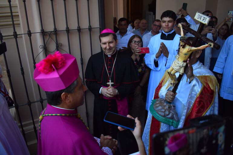 El nuncio Vicenzo Turturro da la bienvenida a Mons. Cabello.