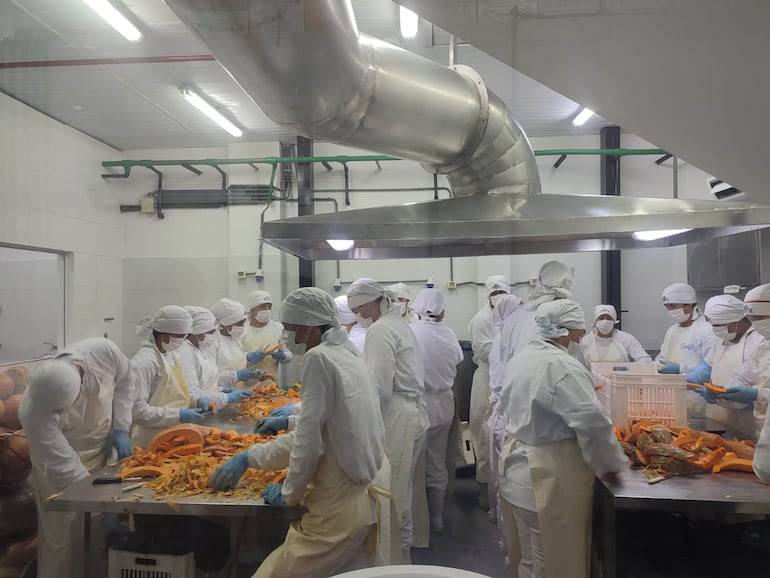 Así preparan los alimentos para el plan "Hambre cero" en la empresa Comepar, encargada de distribuir el almuerzo en Mariano Roque Alonso.