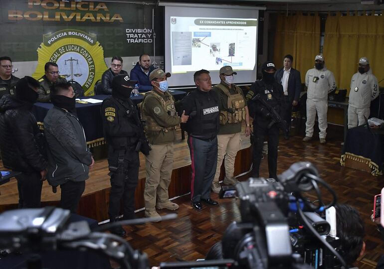 El ahora destituido jefe del ejército boliviano, el general Juan José Zúñiga (C), es escoltado por policías tras su arresto, después de que encabezó un movimiento militar que intentó tomar por la fuerza el palacio de gobierno, en La Paz.