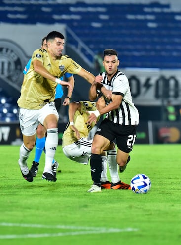 Con sujeción de camiseta incluida, el argentino de Atlético Mineiro, Rodrigo Battaglia (31 años) intenta contener la marcha del volante liberteño Lucas Daniel Sanabria Brítez (23).