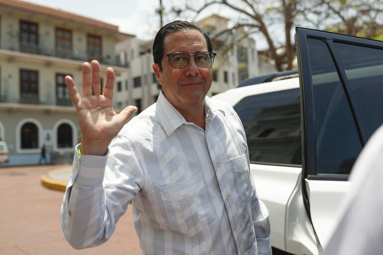 El candidato a la presidencia de Panamá Martín Torrijos saluda a su salida de una misa este sábado, en la Catedral Metropolitana en Ciudad de Panamá (Panamá). 