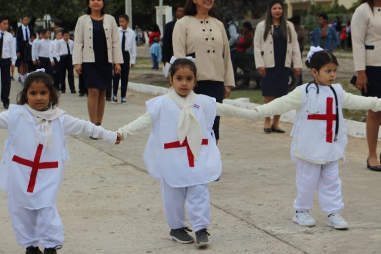 Los mas pequeños tambien rindieron homenaje a los heroes del Chaco.